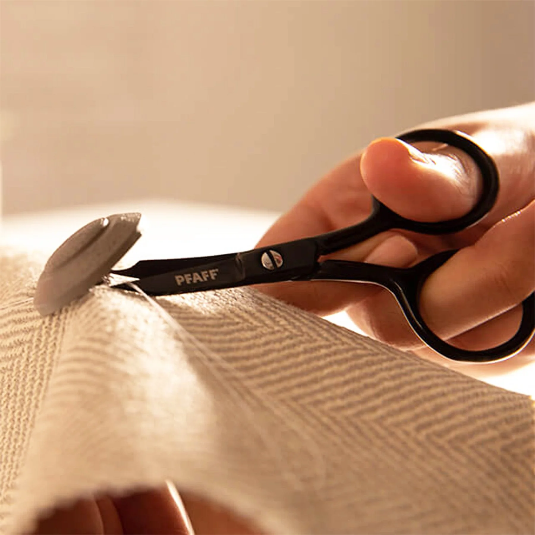 Pfaff 4" Micro Tip Curved Blade Scissors - Image 3